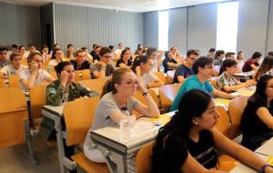Estudiants preparant-se per començar l'examen de la selectivitat de castellà a la Facultat de Dret, Economia i Turisme de la Universitat de Lleida. AC