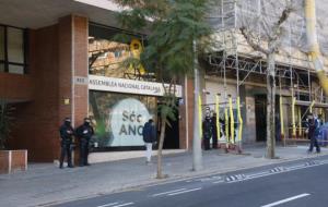 Exterior de la seu de l'ANC mentre agents de la Guàrdia Civil recullen documentació per ordre judicial aquest 24 de gener del 2018. ACN