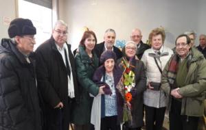 Felicitació a una àvia centenària de Vilafranca del Penedès. Ajuntament de Vilafranca