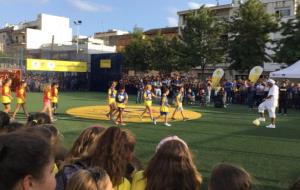 Fervor per Ronaldinho i Carles Puyol a Les Roquetes a la inauguració del Cruyff Court . EIX