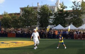 Fervor per Ronaldinho i Carles Puyol a Les Roquetes a la inauguració del Cruyff Court 