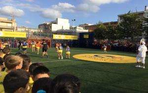 Fervor per Ronaldinho i Carles Puyol a Les Roquetes a la inauguració del Cruyff Court 