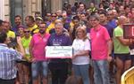 Foto de família amb el val amb l’import recaptat. Aj. de l’Arboç
