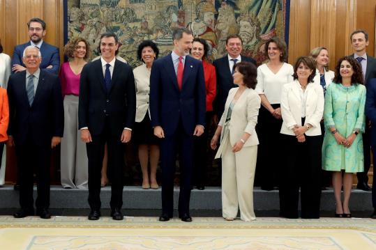 Foto de família després que els 17 ministres prometessin el càrrec davant el rei Felip VI el 7 de juny del 2018. ACN