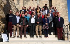 Fotografia de família dels representants dels 33 municipis de la Mancomunitat Penedès-Garraf el dia de l'aprovació dels nous estatuts. ACN