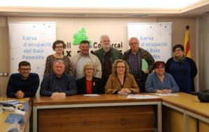 Fotografia de família dels representants polítics de diferents municipis del Baix Penedès durant la presentació de la Xarxa d'Ocupació comarcal. ACN