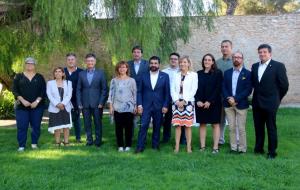 Fotografia de família dels representants polítics, socials i econòmics signats del Pacte per l'ocupació al Garraf, amb el conseller Chakir El Homrani