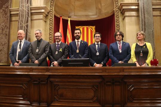 Fotografia de la nova Mesa del Parlament, presidida per Roger Torrent, al mig. ACN