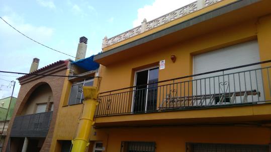 Fotos des de l’exterior de l’immoble afectat, número 92, carrer de Federico García Lorca del nucli de les Roquetes. Ajt Sant Pere de Ribes