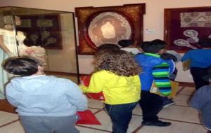 Gairebé 300 alumnes del Baix Penedès visiten el Museu de Punta al Coixí i l’Escola de Puntaires de l’Arboç. Ajuntament de l'Arboç