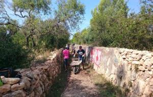 Garraf Coopera i la Plataforma Defensem l’Ortoll acull un camp de voluntariat internacional. Defensem l’Ortoll