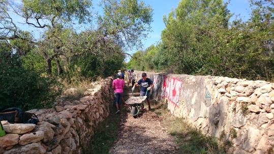 Garraf Coopera i la Plataforma Defensem l’Ortoll acull un camp de voluntariat internacional. Defensem l’Ortoll