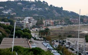 Gran pla general aeri del nucli de Les Botigues de Sitges des de les Costes del Garraf. ACN