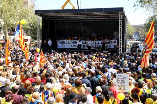 Gran pla general de la lectura del manifest final de la manifestació 