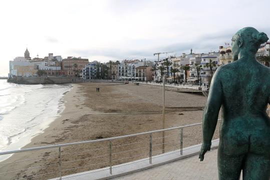 Gran pla general de la platja de Sant Sebastià de Sitges, un dels reclams turístics del municipi. ACN