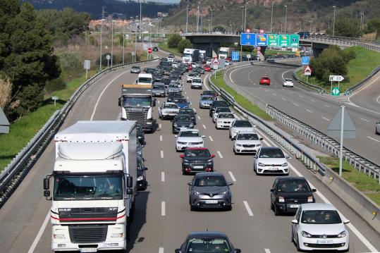 Gran pla general de l'AP-7 amb retencions de trànsit poc després de passar el peatge de Martorell en sentit Tarragona en plena operació sortida . ACN