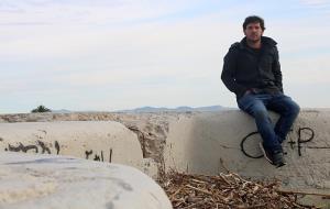 Gran pla general del fortí de la Guerra Civil de primera línia de mar a Cubelles, amb el cineasta Laureano Clavero assegut en un extrem. ACN