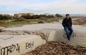 Gran pla general del fortí de la Guerra Civil de primera línia de mar a Cubelles, amb el cineasta Laureano Clavero assegut en un extrem