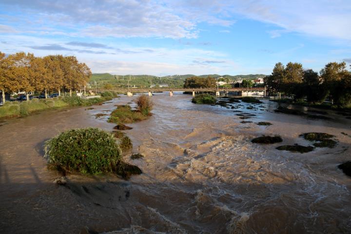Gran pla general del riu Foix al tram final, a l'altura de Cubelles, ple d'aigua a causa del temporal del 14 d'octubre de 2018. ACN