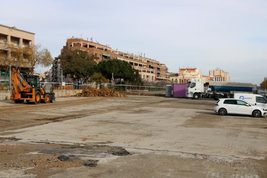 Gran pla general del tram de la llosa de les vies del TGV que l'Ajuntament de Vilafranca urbanitza a partir del 8 de gener de 2018 . ACN