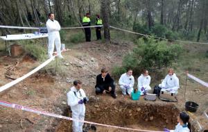 Gran pla general d'una escena de la minisèrie 'La fossa', rodada a un bosc d'Avinyonet del Penedès