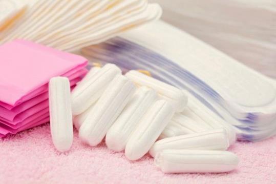 Hisenda vol rebaixar del 10% al 4% l’IVA de compreses i tampons. EIX