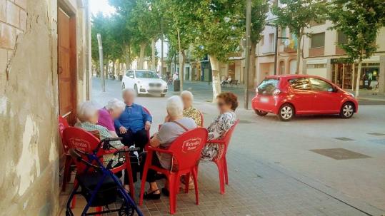 Imatge captada per la Plataforma pels Camins Escolars VNG Ciutat Educadora de vehicles circulant per la rambla de la Pau. Camins Escolars VNG