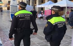 Imatge d'arxiu de dos agents de la policia local de Vilanova. Policia local de Vilanova