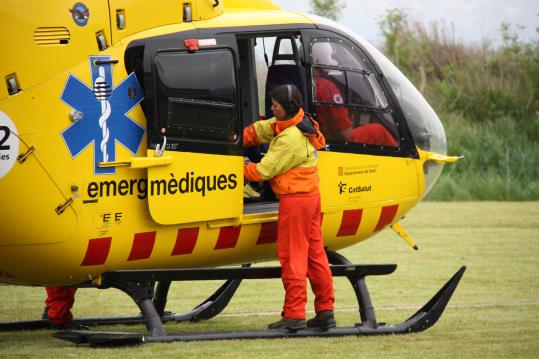 Imatge d'arxiu d'una professional del SEM amb l'helicòpter medicalitzat . ACN