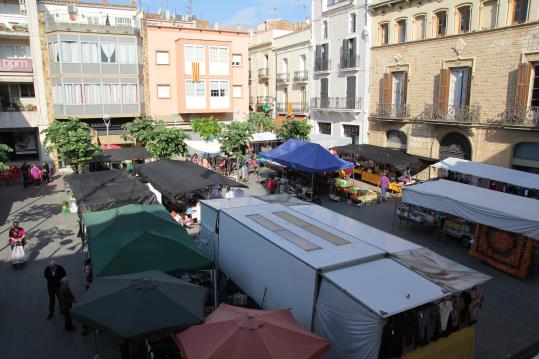 Imatge de 2014 de les parades del mercat municial a la plaça de l’Ajuntament. PSC