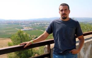 Imatge de Jaume Tres, amic íntim de Pau Pérez, observant Vilafranca del Penedès des de la Muntanya de Sant Pau el 6 d'agost de 2018. ACN