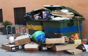 Imatge de la brossa acumulada als contenidors del carrer Sant Pau de Vilanova, en ple eix comercial. @1VilanovaNeta1