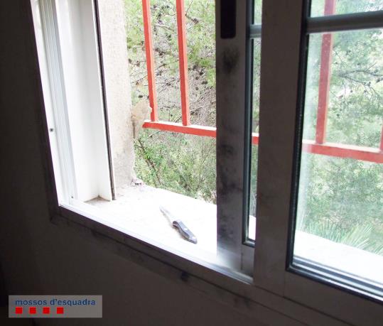Imatge de la finestra forçada amb un ganivet en un domicili de Bellvei on va entrar un home a robar a mitjans d'octubre de 2017. Mossos d'Esquadra