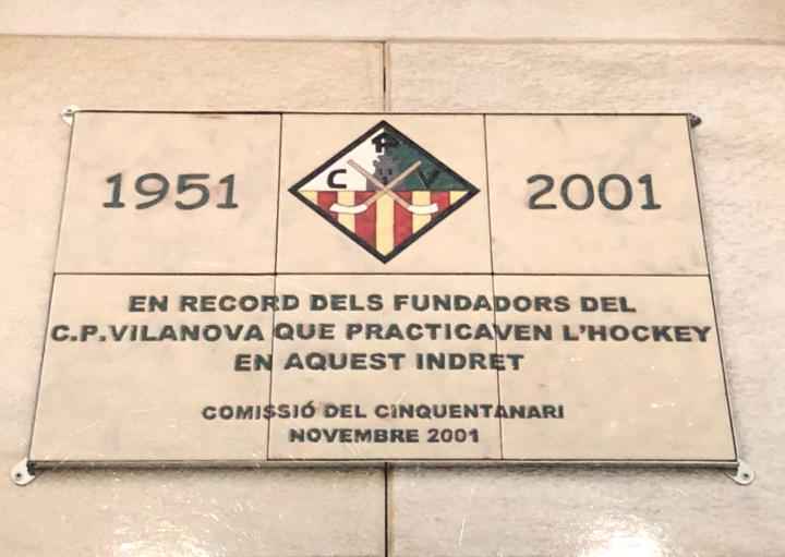 Imatge de la placa que recordava la fundació del CP Vilanova. Eix