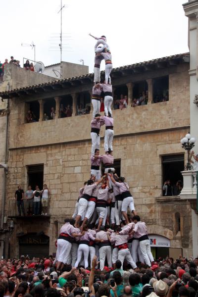 Imatge de la torre de 9 amb folre i manilles que els Minyons de Terrassa han descarregat en tercera ronda aquest 30 d'agost a la Diada de Sant Fèlix. 