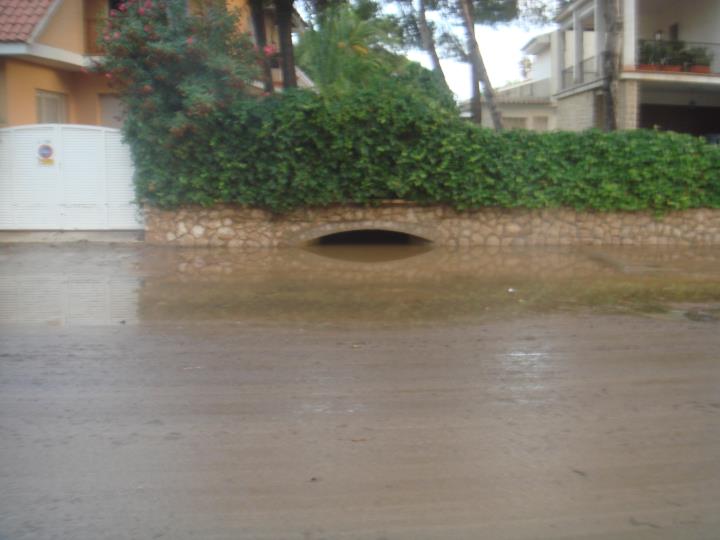 Imatge de les inundacions que es produeixen a Coma-ruga. Eix