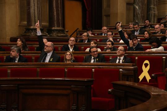 Imatge d'Eduard Pujol, de JxCat, i Sergi Sabrià, d'ERC, votant la proposta de resolució que legitima Puigdemont, l'1 de març de 2018. ACN