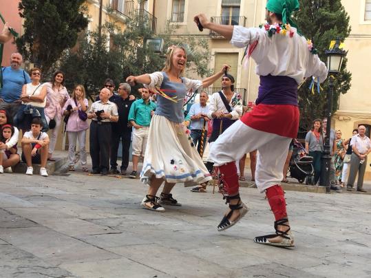 Imatge del ball de gitanes al cercavila de Festa Major. Eix