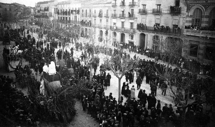 Imatge del carnaval de 1916 a la Rambla de Nostra Senyora on es pot observar la casa que adquiria el Casal amb el premi de la rifa. Arxiu Magdalena Cu