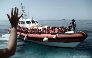 Imatge del trasllat des de l'Aquarius als vaixells de la guàrdia costanera i la Marina italiana. Foto: Kenny Karpov/SOS Meditérranée/MSF. ACN