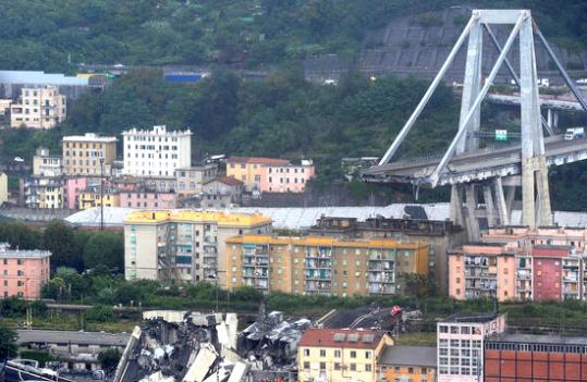 Imatge del viaducte esfondrat a Gènova, a Itàlia, aquest 14 d'agost del 2018. ACN / Reuters