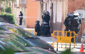 Imatge dels agents dels Mossos d'Esquadra al moment d'entrar al domicili del suposat terrorista abatut per la policia. ACN