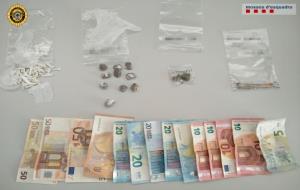 Imatge dels diners i substàncies estupefaents comissades pels Mossos d'Esquadra i la Policia Local del Vendrell en un registre en un bar. Mossos d'Esq