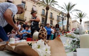 Imatge dels objectes que els ciutadans han anat deixant en record de la nena assassinada aquest 5 de juny de 2018 a Vilanova i la Geltrú. ACN