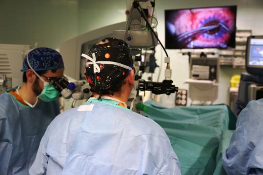 Imatge d'un trasplantament de còrnia a l'hospital Vall d'Hebron. ACN