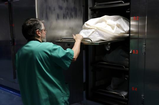 Imatge d'un treballador de l'IMLCFC manipulant un cadàver el 5 de febrer de 2018. ACN