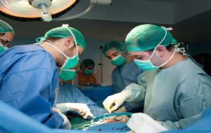 Imatge d'una cirurgia pròtesica per a la disfunció erèctil realitzada a l'Hospital Universitari de Bellvitge. Hospital de Bellvitge