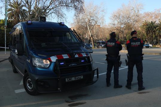 Imatge d'una furgoneta dels Mossos d'Esquadra i dos agents a dins el recinte del Parc de la Ciutadella, el 30 de gener de 2018 . ACN