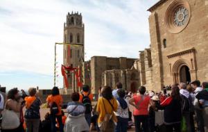 Imatge general de l'espectacle d'acrobàcies que s'ha fet a la commemoració del Dia Mundial de la Salut Mental al turó de la Seu Vella de Lleida . ACN