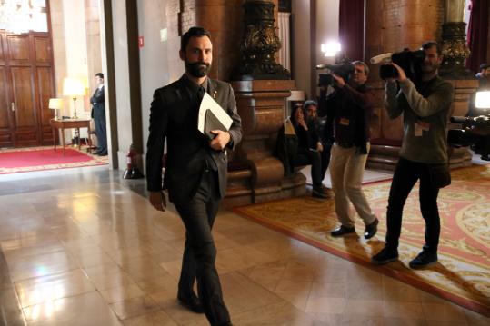 Imatge general del president del Parlament, Roger Torrent, dirigint-se a la reunió de la Junta de Portaveus del 26 de març del 2018. ACN